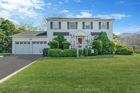 121 Kohr Rd, Kings Park, NY 11754