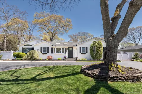 545 Spruce Ave, Sayville, NY 11782