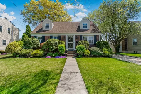 2713 Fortesque Ave, Oceanside, NY 11572