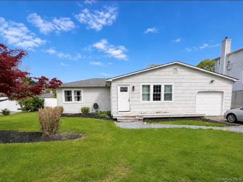 7 Bay St, Center Moriches, NY 11934