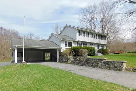 83 Hunt Rd, Wallkill, NY 12589