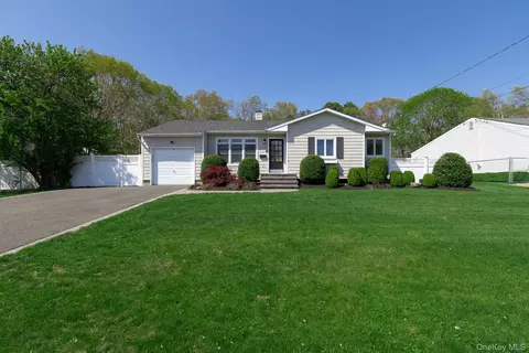 149 Barton Ln, Bayport, NY 11705