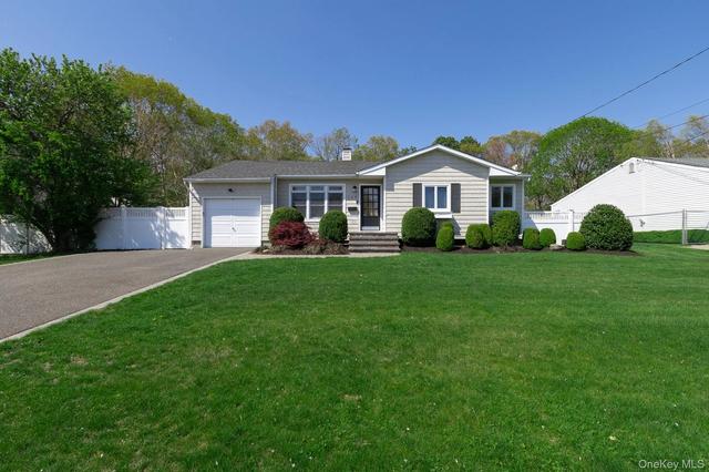 149 Barton Ln, Bayport, NY 11705
