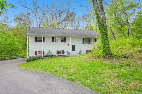 82 Roosevelt Rd, Hyde Park, NY 12538