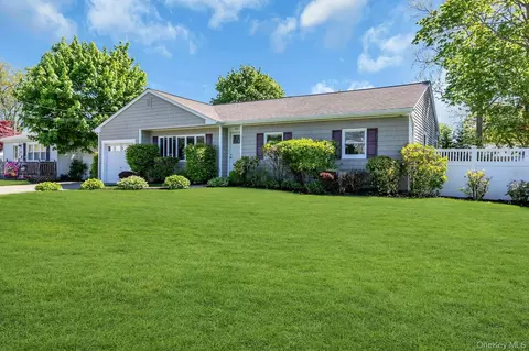 481 Bayport Ave, Bayport, NY 11705