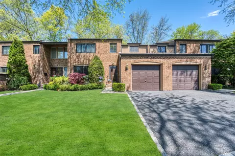 25 Windsor Gate Dr, North Hempstead, NY 11040