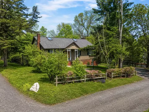 9 Easy St, Beekman, NY 12533