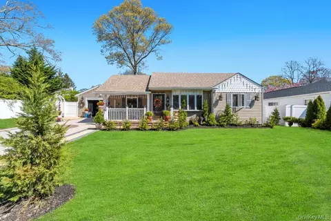 25 Snyder St, Patchogue, NY 11772