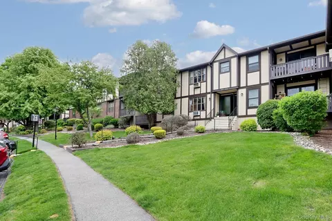 945 Sierra Vista Ln, Clarkstown, NY 10989