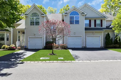 13 Cranberry Cir, Medford, NY 11763