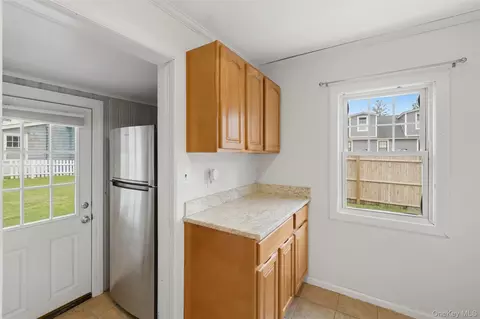 Entry Way - 20 Samstag Ave, Ossining, NY 10562 photo 4 of 10