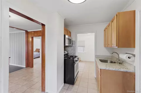 Entry Way - 20 Samstag Ave, Ossining, NY 10562 photo 5 of 10