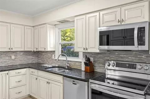 Kitchen - 15 Oxbow Rd, Patchogue, NY 11772 photo 3 of 5