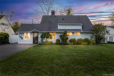 10 Rural Ln, Levittown, NY 11756