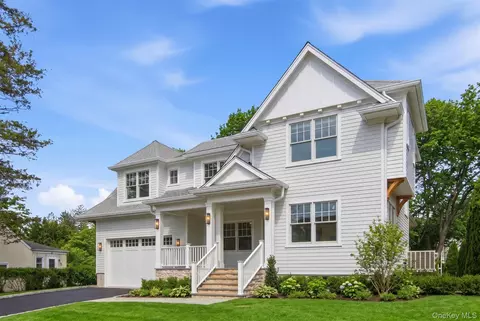 8 Club Rd, Sea Cliff, NY 11579