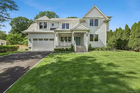 8 Club Rd, Sea Cliff, NY 11579