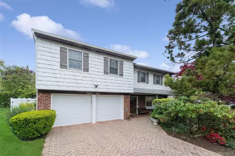 84 Nottingham Rd, North Hempstead, NY 11040
