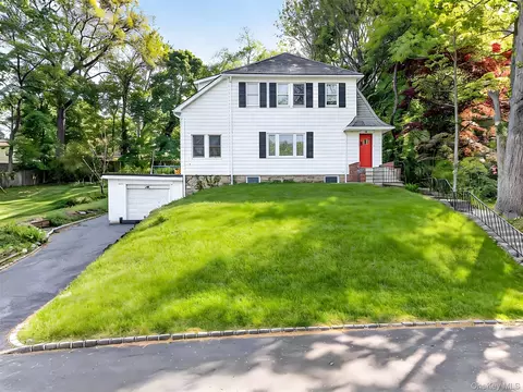 260 Shoreward Dr, North Hempstead, NY 11021