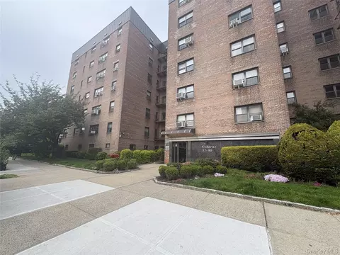 31-90 140th St #1L, Flushing, NY 11354