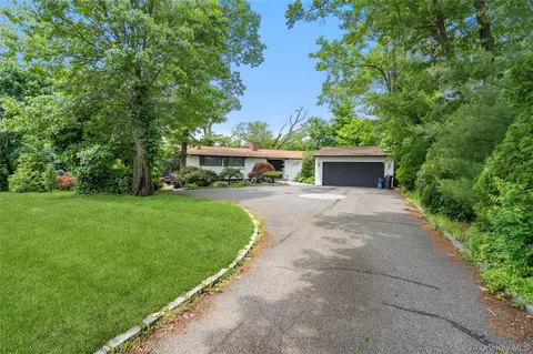 27 Parkway Dr, North Hempstead, NY 11577