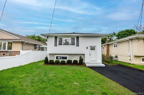 66 4th Ave, North Hempstead, NY 11590