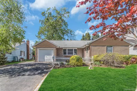 22 Leuce Pl, Glen Cove, NY 11542