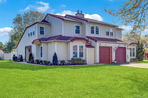 19 Delaware Ct, Coram, NY 11727