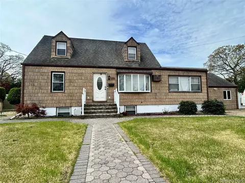 332 Paumanake Ave, West Islip, NY 11795