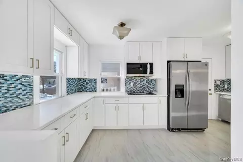 627 10th Ave, North Hempstead, NY 11040