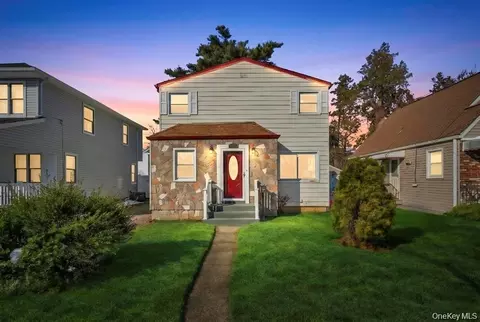 627 10th Ave, North Hempstead, NY 11040