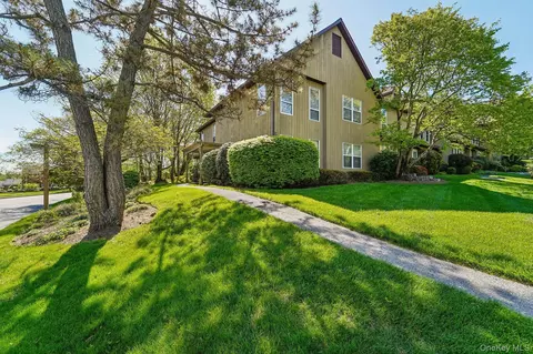 18 Brooke Hollow Ln, Peekskill, NY 10566