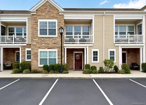 8 Wexford Ln #8 UPPER, Oceanside, NY 11572