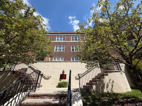 4 Chateaux Cir #4C, Scarsdale, NY 10583