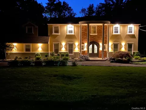 626 Caledonia Rd, Dix Hills, NY 11746