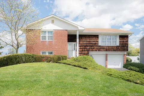 305 Kimberly Pl, West Islip, NY 11795