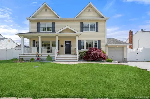 47 Syosset Cir, Syosset, NY 11791