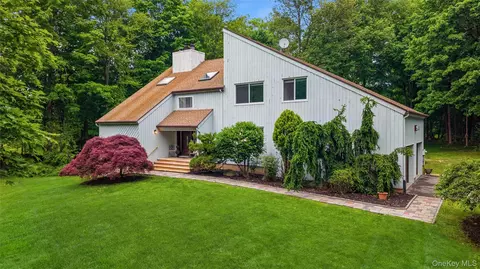 65 Cliffside Ln, Mount Kisco, NY 10549