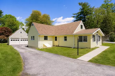 31 Horns Park Rd, Hyde Park, NY 12538