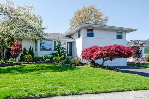 1 Ives Ln, Plainview, NY 11803
