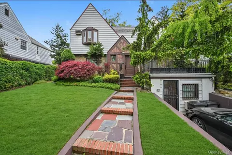 138-15 Union Tpke, Flushing, NY 11367
