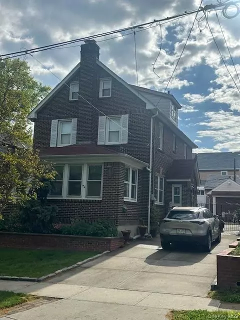 3221 168th St, Flushing, NY 11358