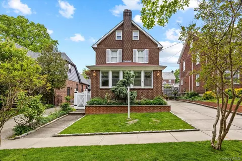 3221 168th St, Flushing, NY 11358