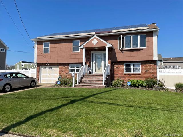 84 Surf Rd, Lindenhurst, NY 11757