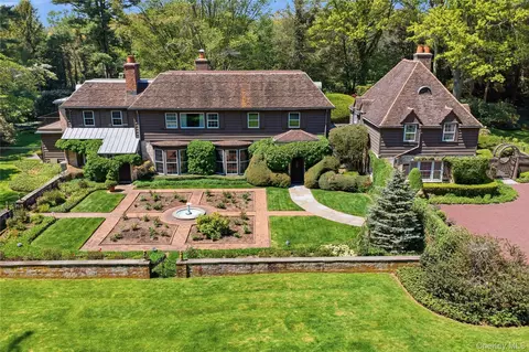 285 Piping Rock Rd, Locust Valley, NY 11560