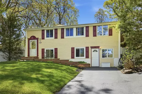 26 Woodchuck Ln, Setauket, NY 11733