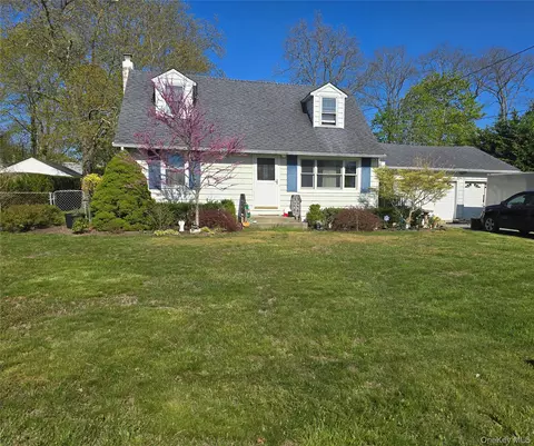 25 Newins St, Center Moriches, NY 11934