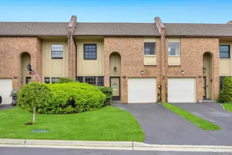 162 Southgate Cir, Massapequa Park, NY 11762