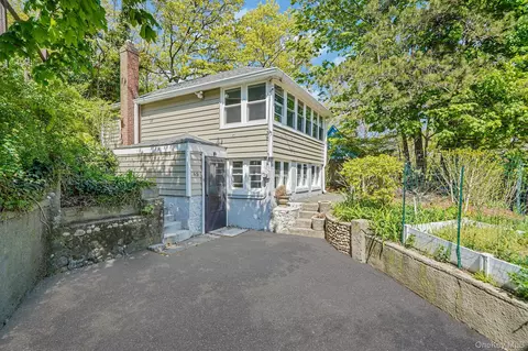 65 Woodlawn Rd, Rocky Point, NY 11778