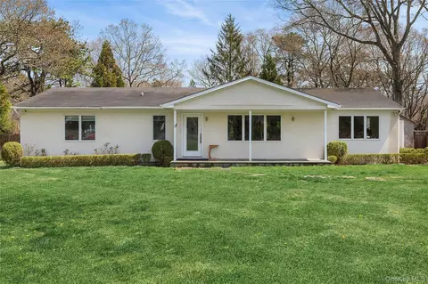 3 Jones Rd, Hampton Bays, NY 11946