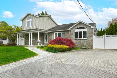 4 Ida Ln, North Babylon, NY 11703